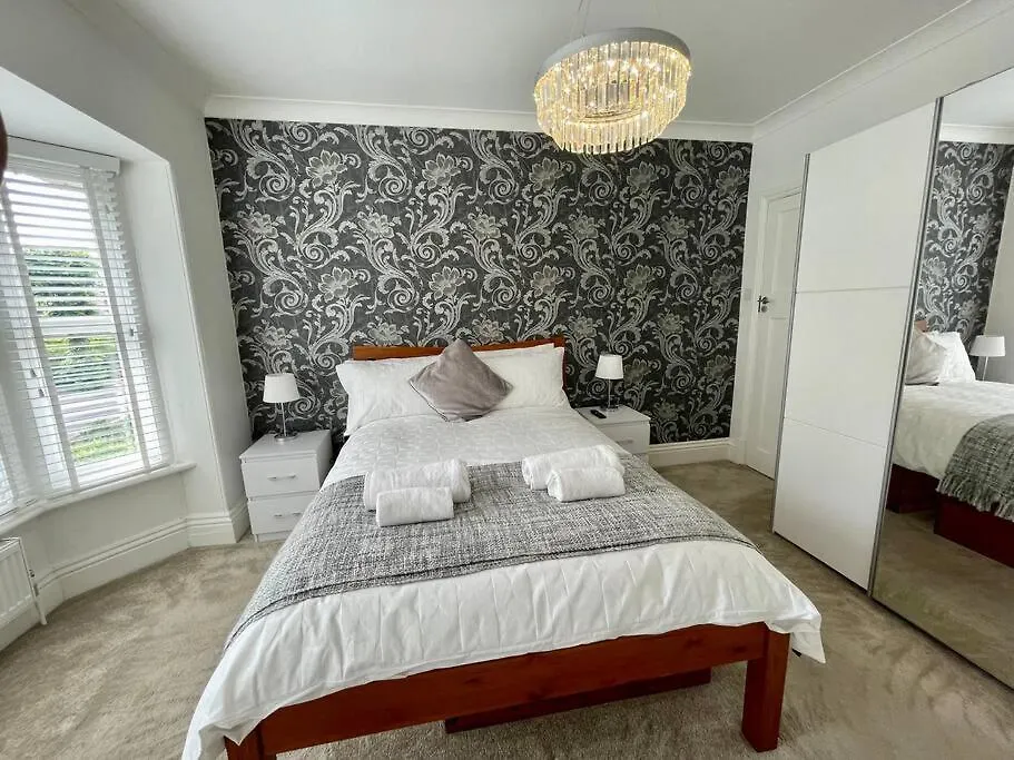 Modern 2 Bed Flat W Parking, Dog Friendly, Central-1
