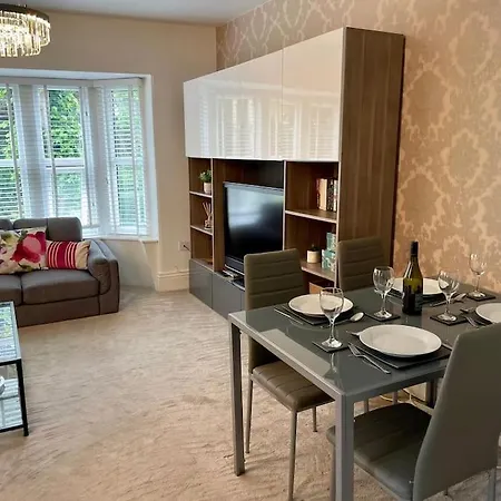 Modern 2 Bed Flat W Parking, Dog Friendly, Central-2