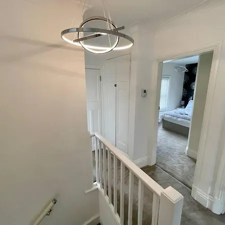 Modern 2 Bed Flat W Parking, Dog Friendly, Central-3