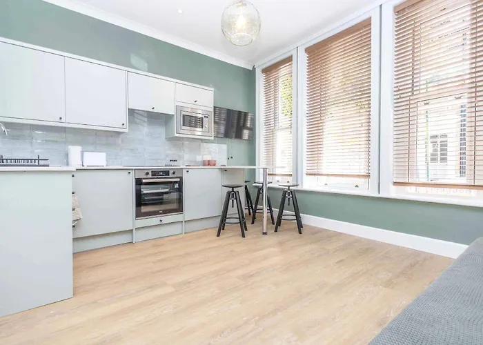 Verulum s - 9 Mins Walk To The Beach - Beautifully Designed Luxury Town Centre s By Coastline Retreats