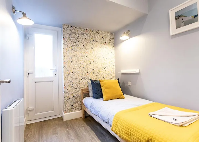 Verulum s - 9 Mins Walk To The Beach - Beautifully Designed Luxury Town Centre s By Coastline Retreats